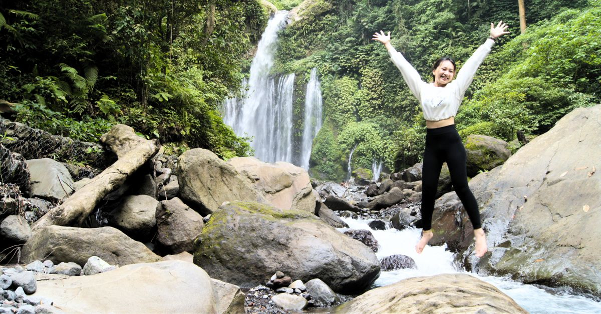 Traveler menikmati keindahan air terjun di Lombok saat mengikuti paket wisata 5 hari 4 malam