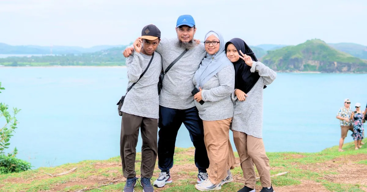 Keluarga menikmati pemandangan dari Bukit Merese dalam paket trip Lombok 3 hari 2 malam opsi A