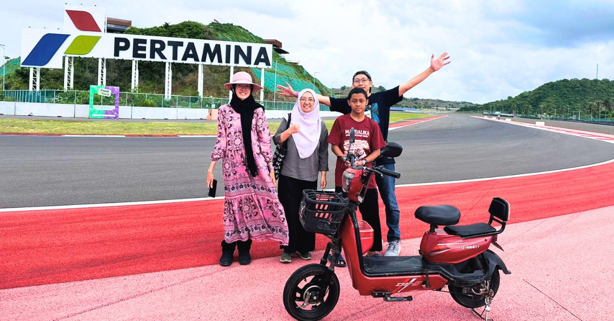 Keluarga berfoto di Sirkuit Mandalika Lombok dalam paket Explore Lombok 4 Hari 3 Malam