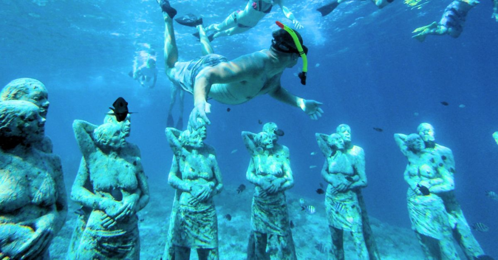 menikmati snorkling di spot ikonik yaitu spot patung di gili meno dalam tour Gili Trawangan
