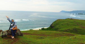 Bukit Merese yang merupakan spot andalan menyaksikan sunset di Pulau Lombok