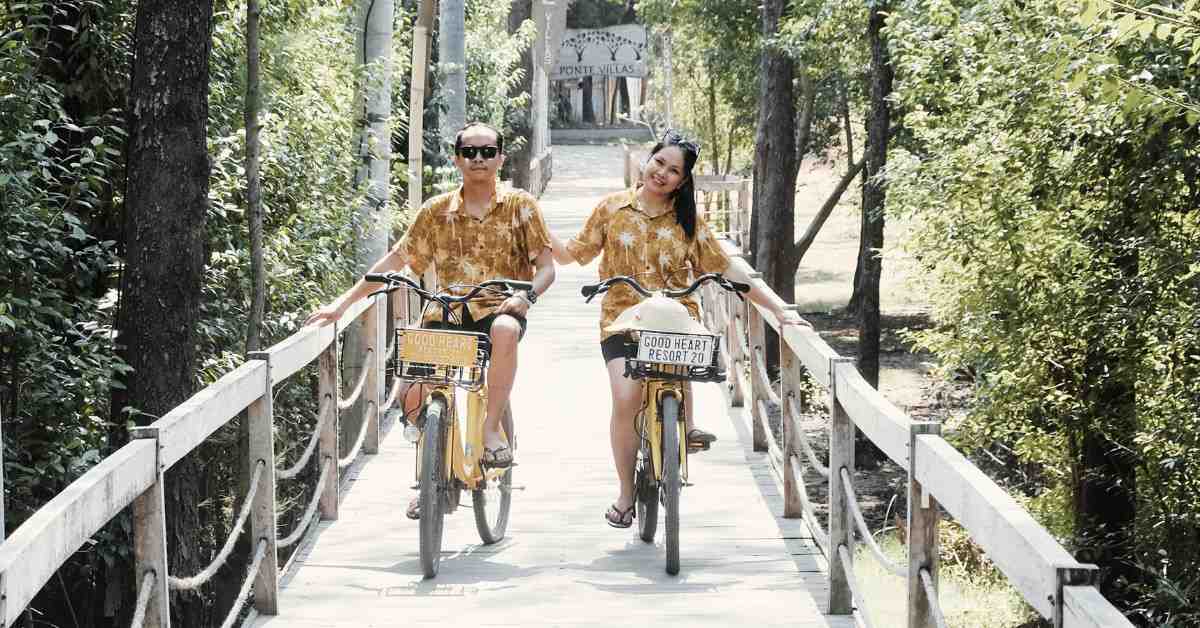 Pasangan naik sepeda di Gili Trawangan saat honeymoon