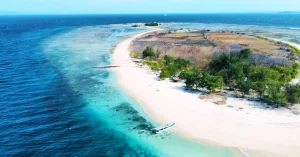 Pemandangan udara Gili Kondo dengan hamparan pasir putih dan laut biru jernih