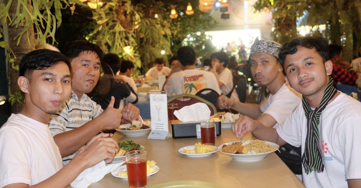 Peserta paket tour group Lombok menikmati makan malam bersama di restoran lokal dengan sajian khas