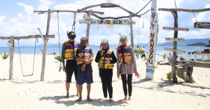 Wisatawan menikmati liburan di Gili Nanggu dalam Paket Trip Lombok 3 Hari 2 Malam Opsi C