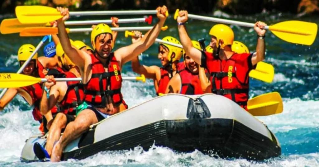 Peserta paket outbound Lombok sedang rafting di sungai sebagai bagian dari paket tour group Lombok