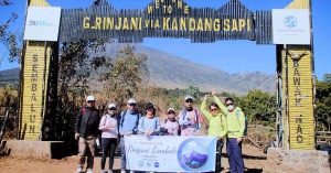 Peserta trekking Gunung Rinjani memulai pendakian 4 hari 3 malam melalui jalur Sembalun – Torean