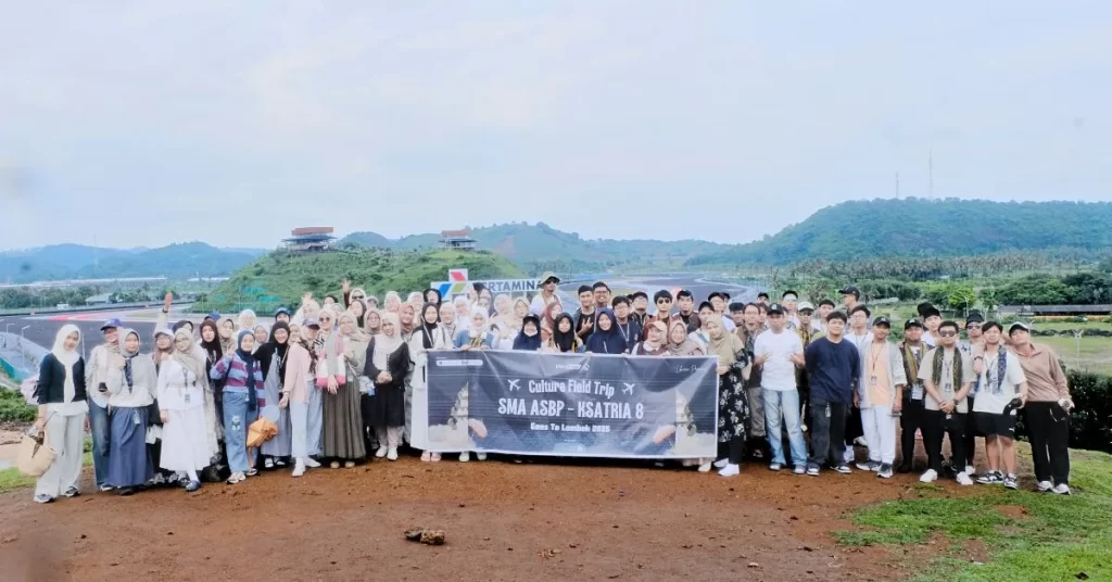 Rombongan siswa SMA ASBP saat study tour di Sirkuit Mandalika, Lombok, tahun 2025