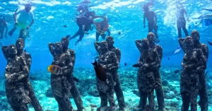 Wisatawan snorkeling di spot patung bawah laut Gili Meno dalam paket tour Gili Trawangan