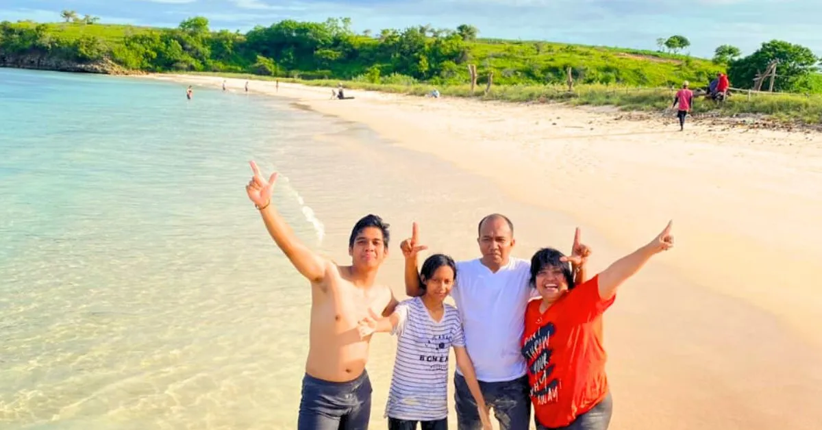 Wisatawan menikmati momen indah saat Explore Pantai Pink dengan pasir berwarna pink dan laut jernih di Lombok Timur