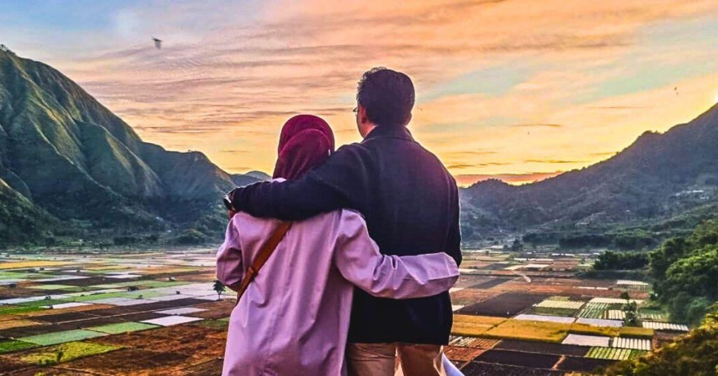 Pasangan menikmati pemandangan alam Lombok saat honeymoon 3 hari 2 malam