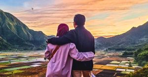 Pasangan menikmati pemandangan alam Lombok saat honeymoon 3 hari 2 malam