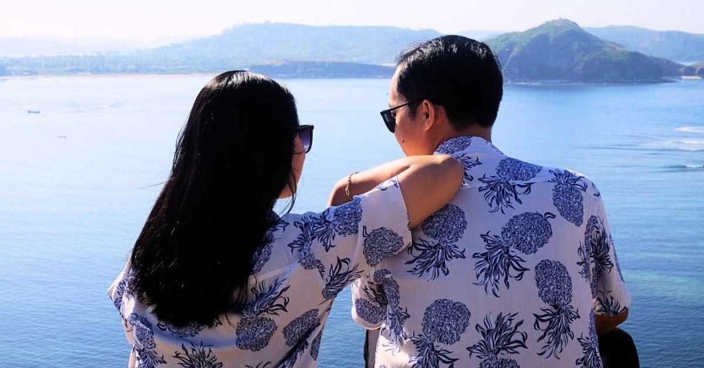Pasangan menikmati pemandangan laut di Lombok dalam liburan honeymoon romantis
