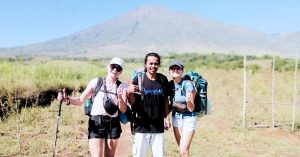 Paket Trekking Gunung Rinjani bersama guide lokal dan wisatawan di kaki Gunung Rinjani