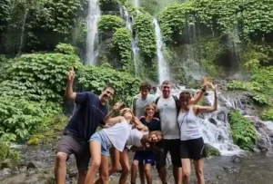 Keluarga menikmati momen bahagia di depan Air Terjun Benang Kelambu dalam Paket Tour Benang Kelambu.