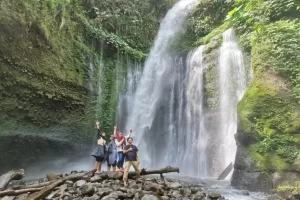 Wisatawan menikmati keindahan Air Terjun Tiu Kelep Lombok saat tour
