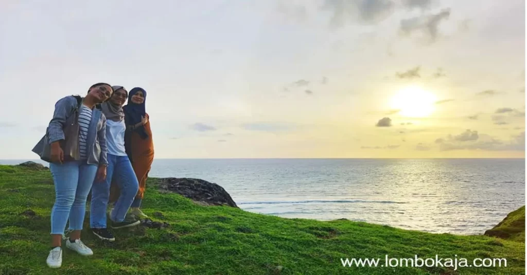 Wisatawan menikmati suasana senja di Mandalika saat mengikuti Paket Trip Lombok 3 Hari 2 Malam Opsi B