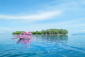 Pemandangan Gili Nanggu dengan perahu tradisional saat Tour Lombok 2D1N