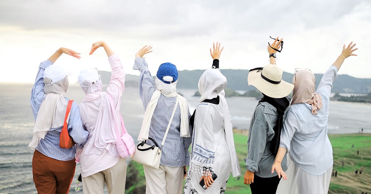 Wisatawan menikmati liburan dalam paket Open Trip Lombok