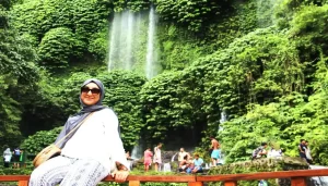 Wisatawan menikmati keindahan Air Terjun Benang Kelambu di Lombok dalam Paket Wisata Lombok 5 Hari 4 Malam Opsi A