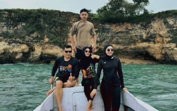 Paket Liburan Ke Lombok: Foto sebuah keluarga saat mengikuti paket wisata Lombok