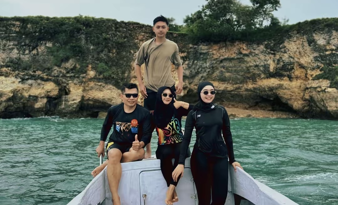 Paket Liburan Ke Lombok: Foto sebuah keluarga saat mengikuti paket wisata Lombok