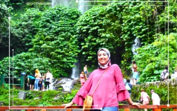 Wisatawan menikmati keindahan Air Terjun Benang Kelambu dalam Paket Tour Harian Lombok