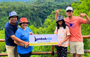 Wisatawan menikmati Paket Tour Harian Lombok